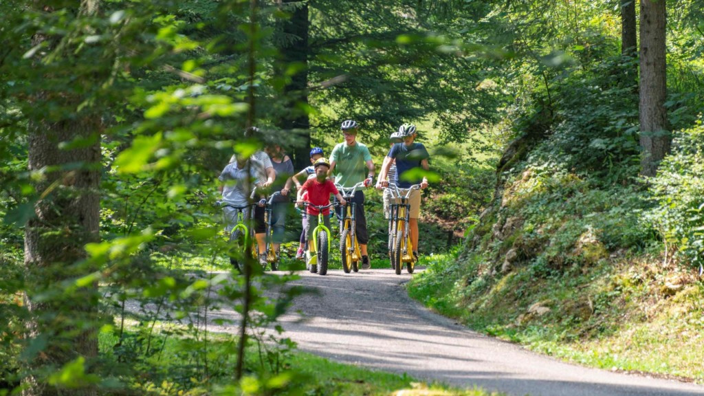 Trottinett fahren, Freizeitpark La Robella Val-de-Travers