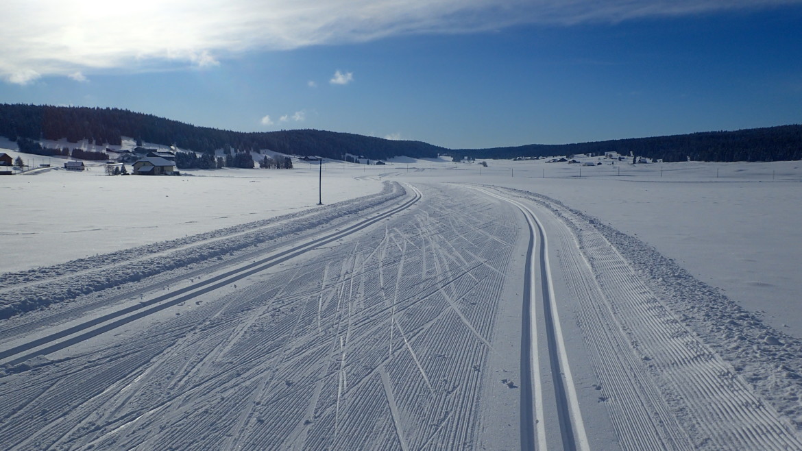 En Bus des neiges vers les stations nordiques du Val-de-Travers